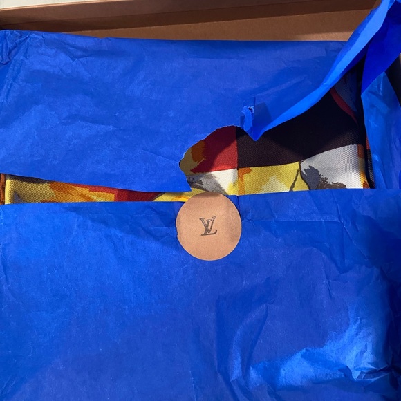 Authentic Louis Vuitton silk scarf - Picture 11 of 14